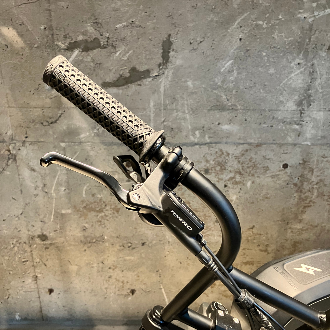 Bontrager&OnOFFカーボンライザーバーセットODI VANSグリップ Bontrager&OnOFFカーボンライザーバーセットODI VANSグリップ