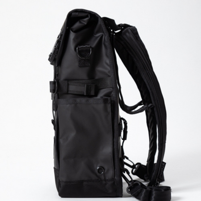 取り外し可能なショルダーベルトを使用すれば、斜め掛け/肩掛け/バックパックとして使用可能。１つのバッグで好みのスタイルを選べます。