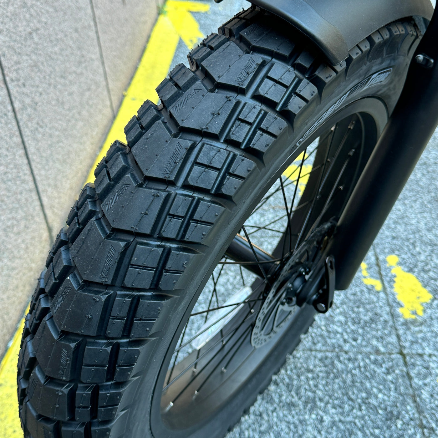 VEE Tire_ E-Huntsman [20 x 4.0] [W] –  電動アシスト自転車・バッグ通販のMADBOLTGARAGE（マッドボルトガレージ）公式通販サイト